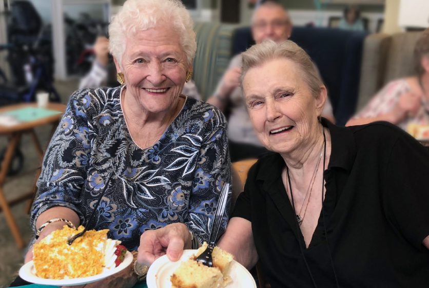 senior women eating cake